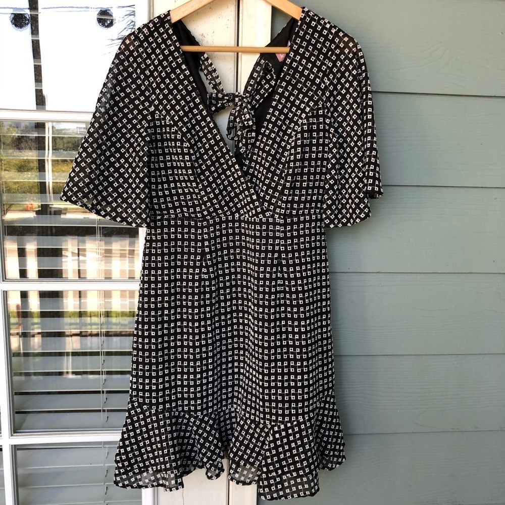 LeRumi Dress Black White Print Ruffle Tie Bow Back Short Sleeve V-Neck Medium